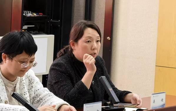 女人手上拿着手机AI 生成的内容可能不正确。