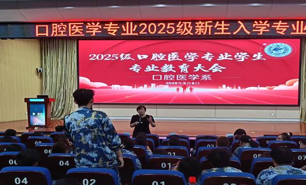 一群人在台上演讲AI 生成的内容可能不正确。