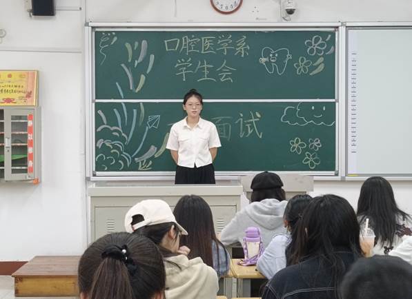 一群人站在黑板前AI 生成的内容可能不正确。