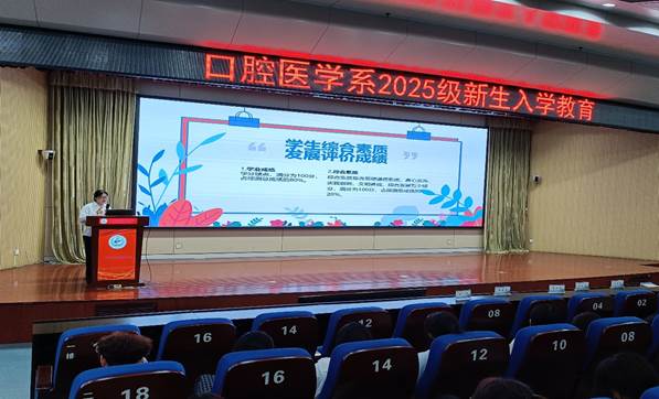 图片包含 建筑, 户外, 前, 男人AI 生成的内容可能不正确。