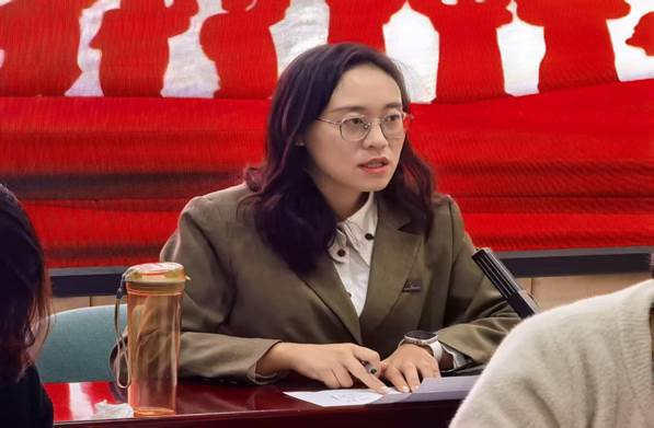 女人坐在桌子前AI 生成的内容可能不正确。