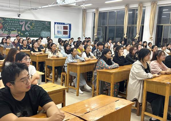 人们坐在桌子前AI 生成的内容可能不正确。