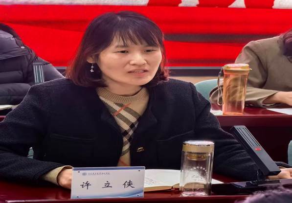 桌子前坐着的人AI 生成的内容可能不正确。