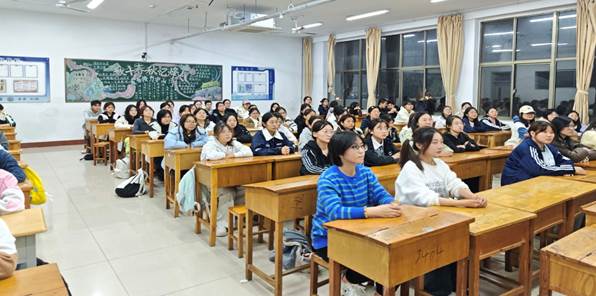 许多人在餐厅里AI 生成的内容可能不正确。