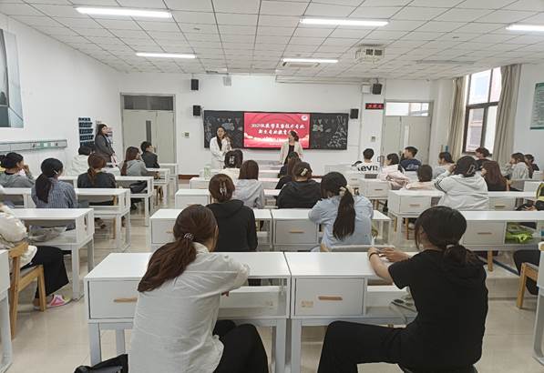 人们在房间里AI 生成的内容可能不正确。